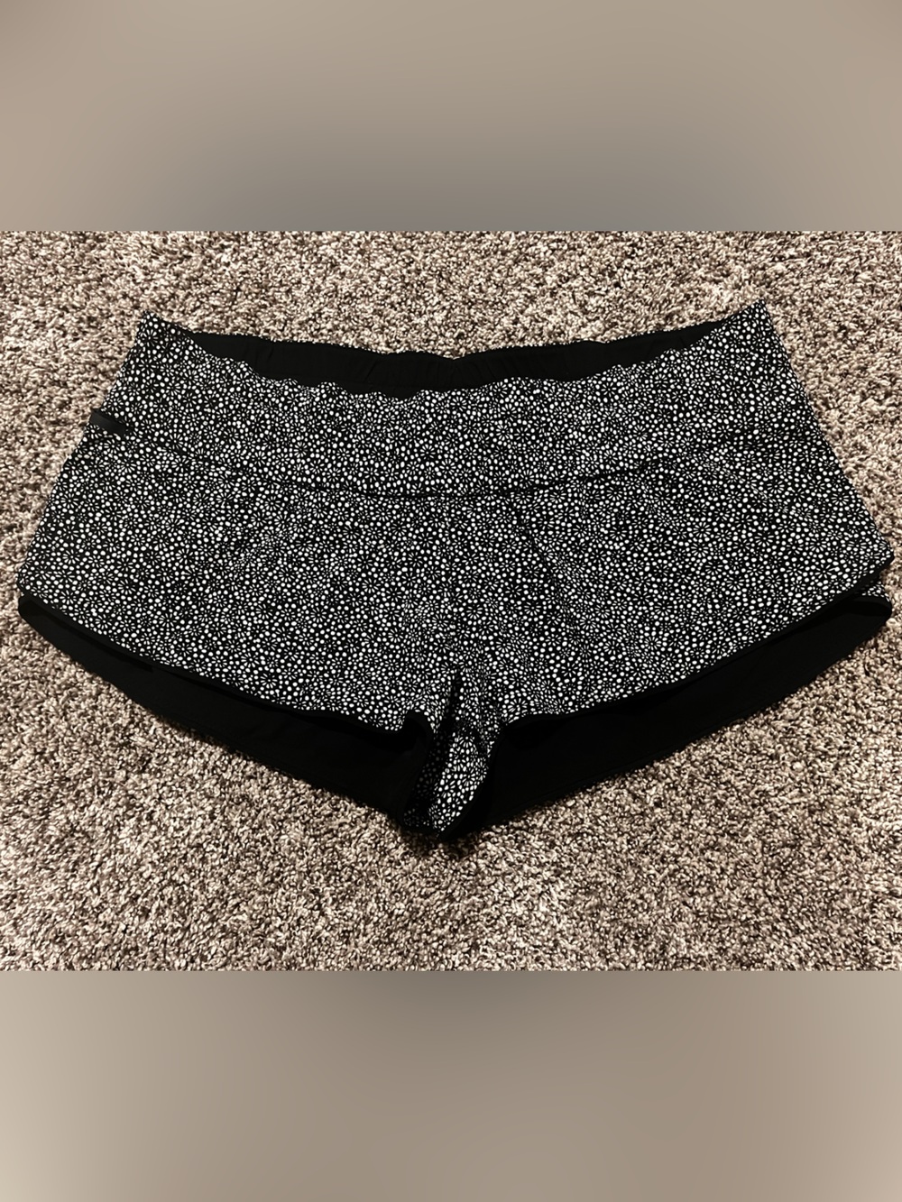 Lululemon Surf Short II in Freckle Flower Black White / Black Sz 8